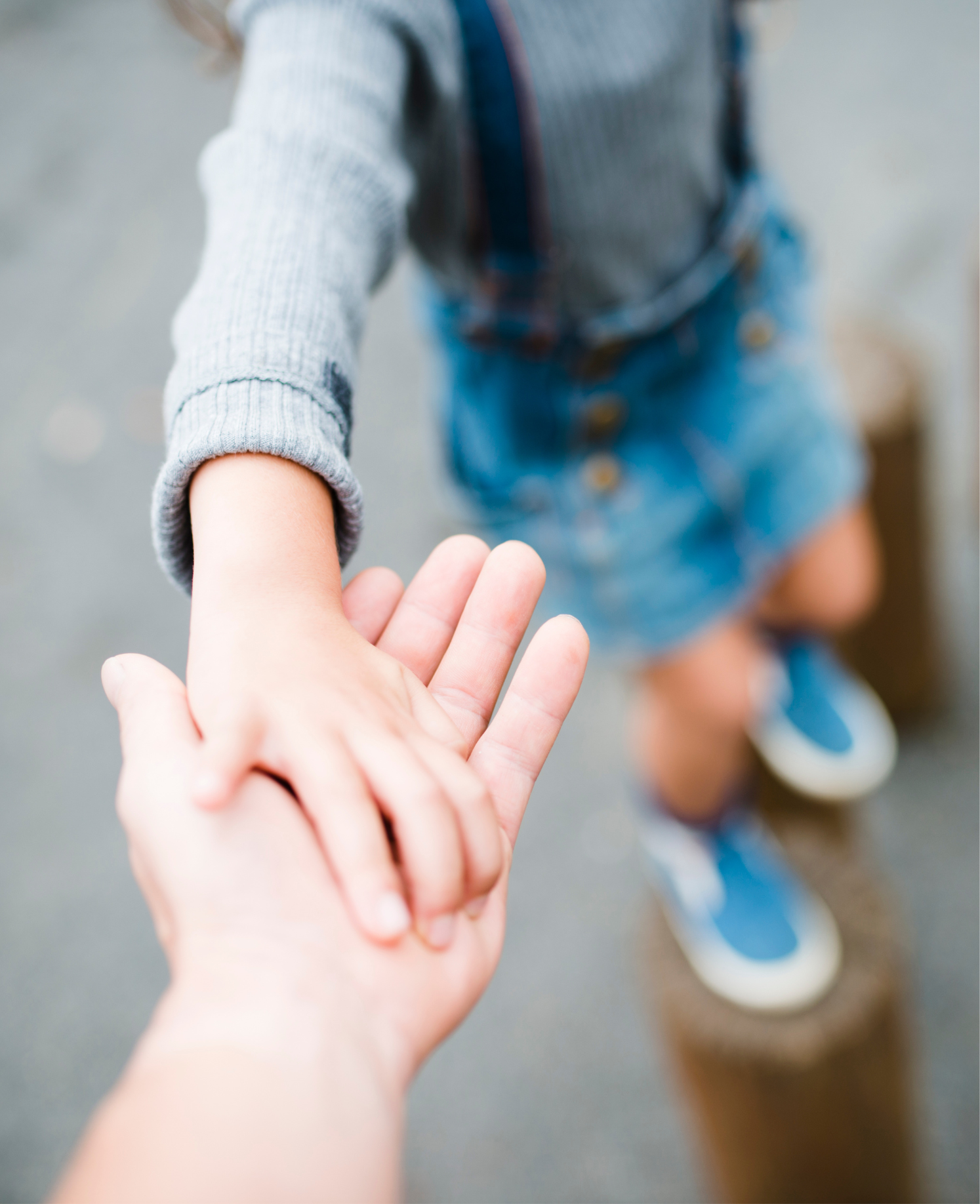 Kind_auf_Spielplatz_Hand